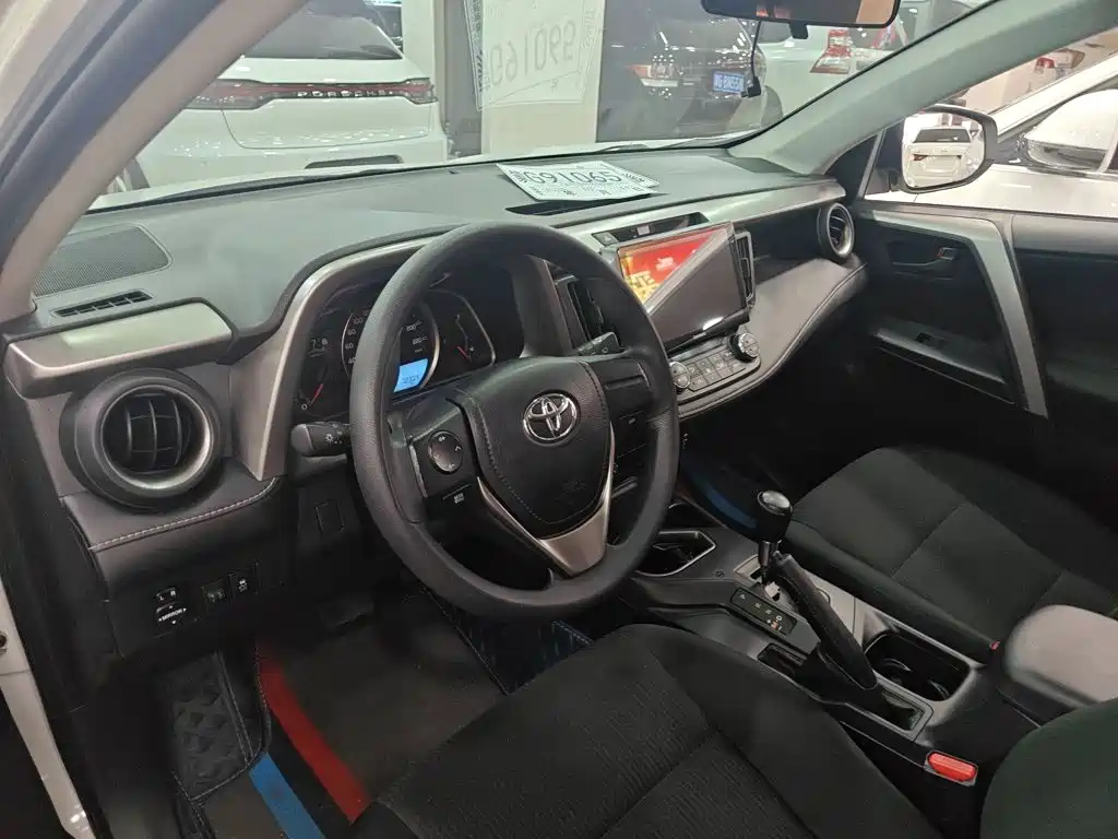 Toyota RAV4 2019 — фото 9
