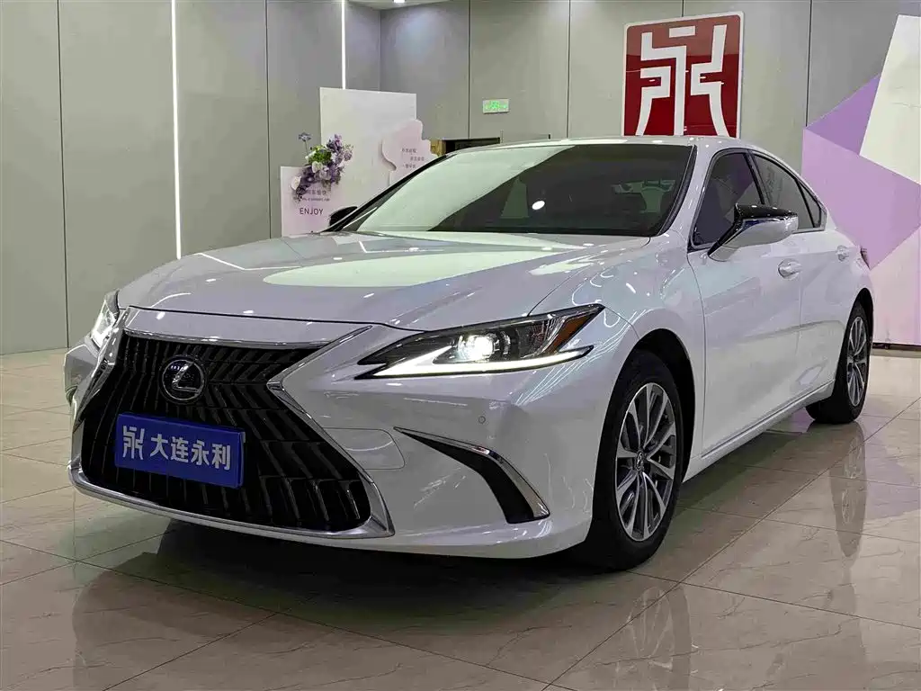 Lexus ES 2022
