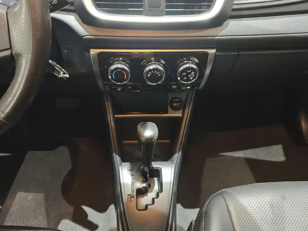 Toyota Yaris L 2019 — фото 16
