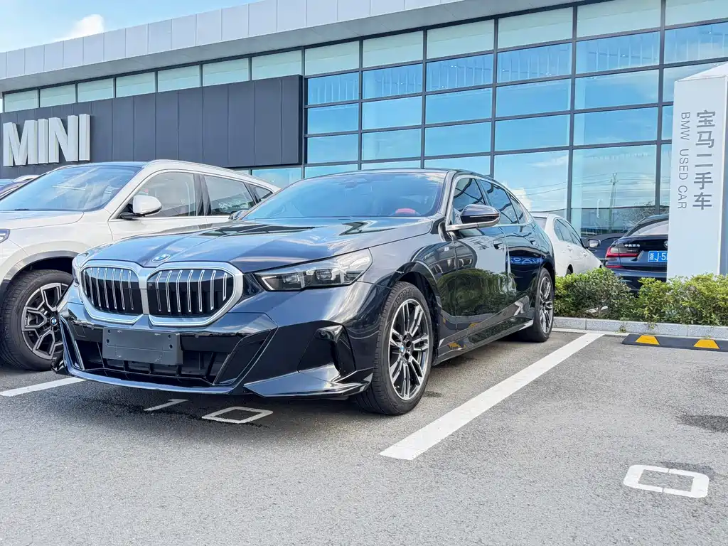 BMW 5 Series 2024 — фото 1