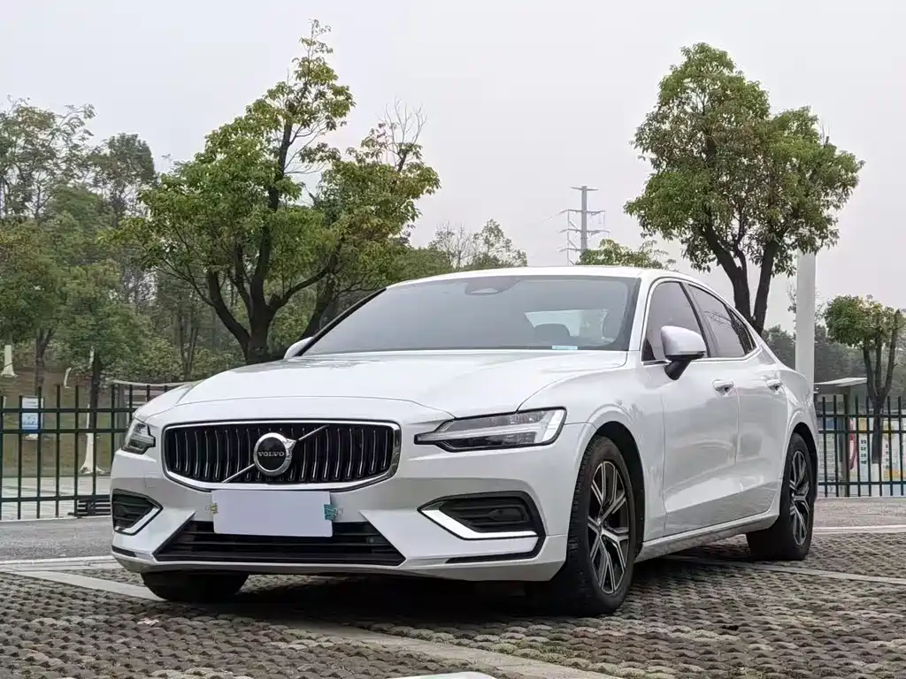 Volvo S60 2022 — фото 1