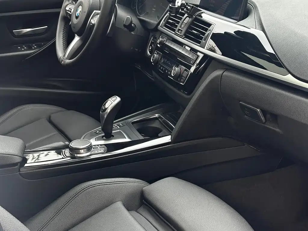 BMW 3 Series 2019 — фото 17