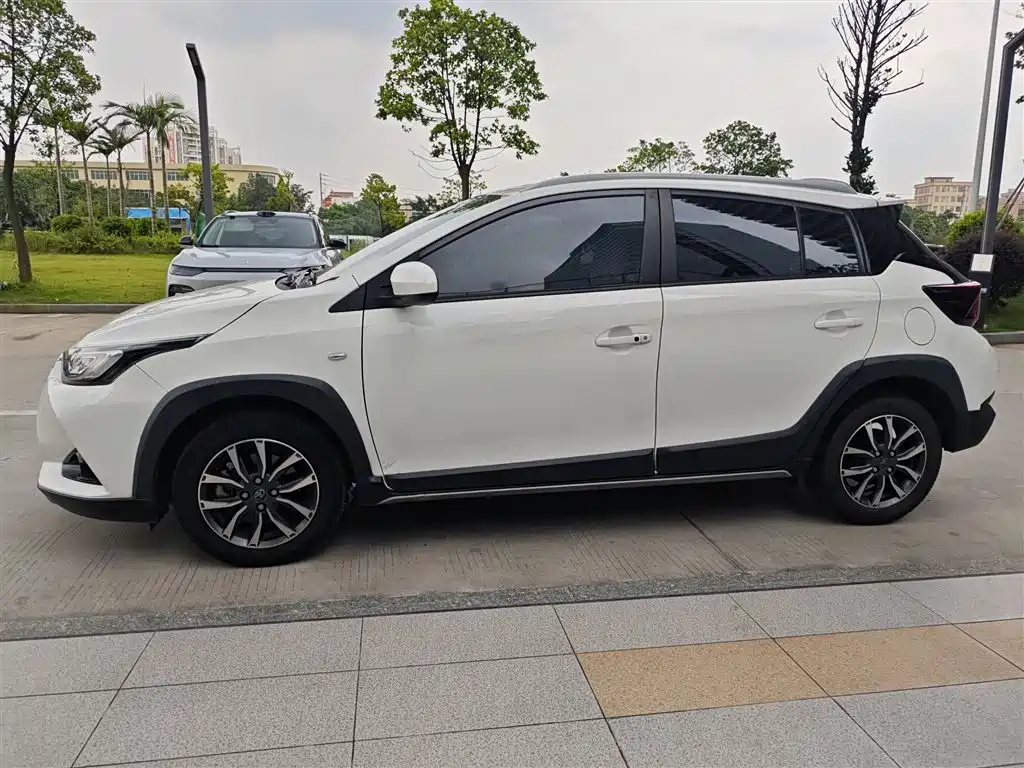 Toyota Yaris L 2023 — фото 16