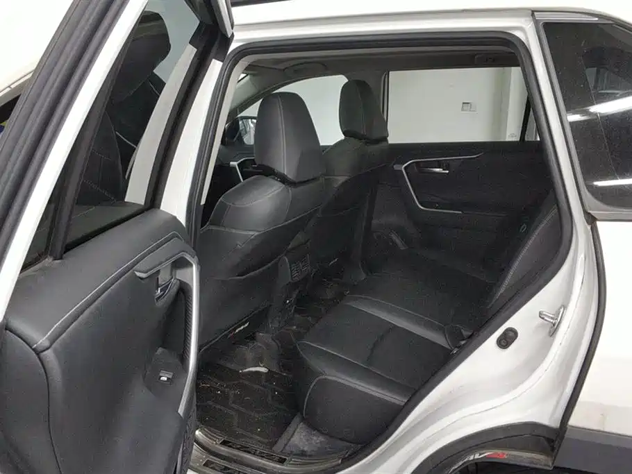 Toyota RAV4 2023 — фото 11