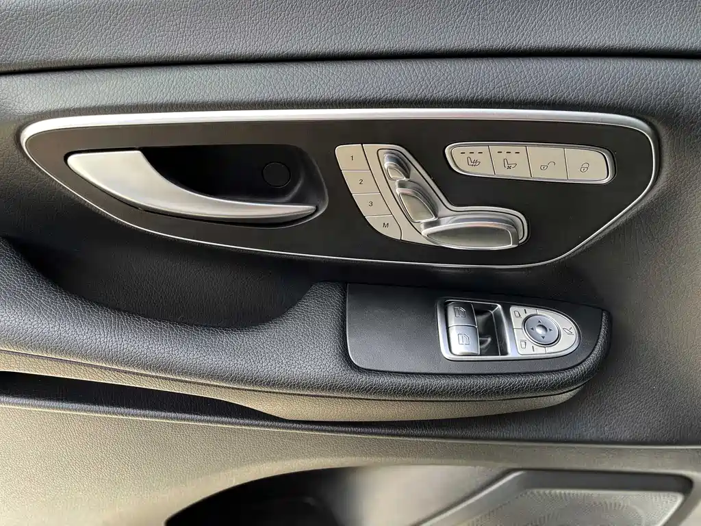 Mercedes-Benz V-Class 2023 — фото 9