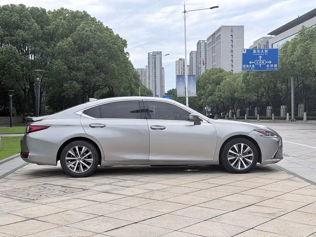 Lexus ES 2019 — фото 16