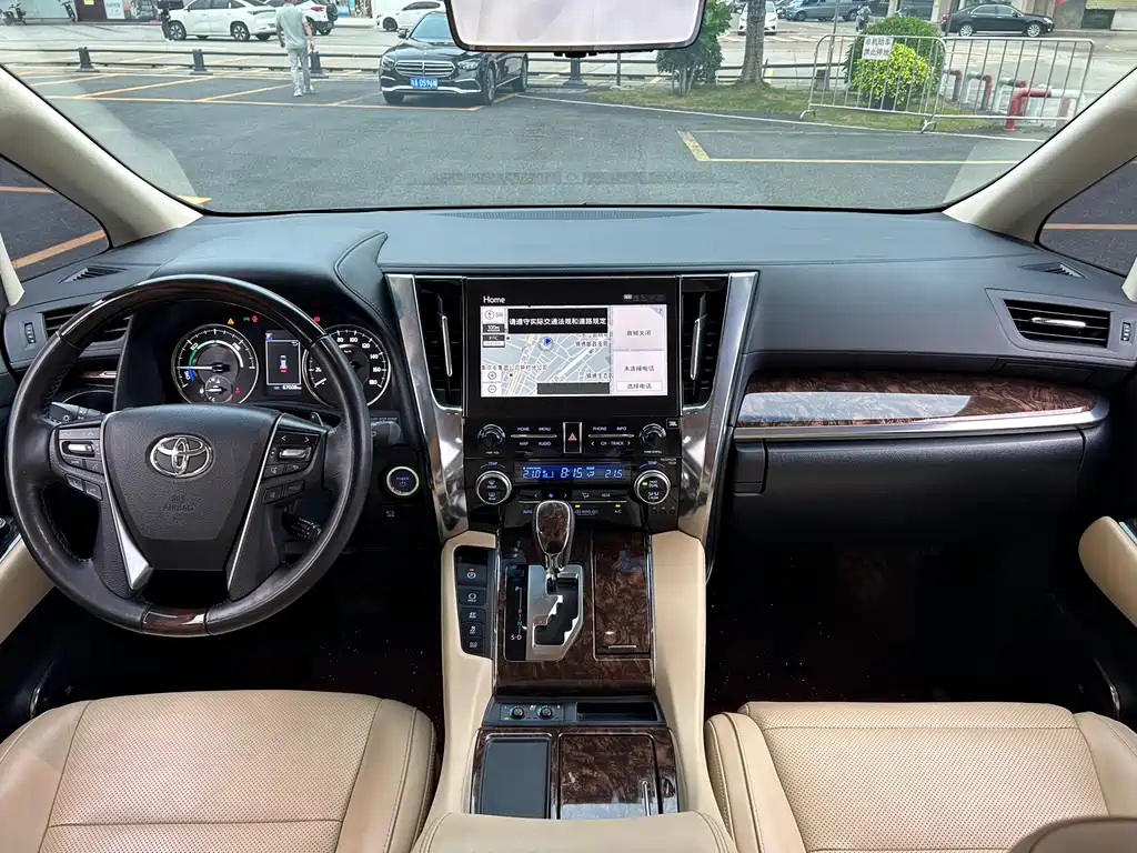 Toyota Alphard 2023 — фото 12
