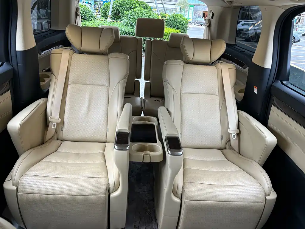 Toyota Alphard 2023 — фото 19