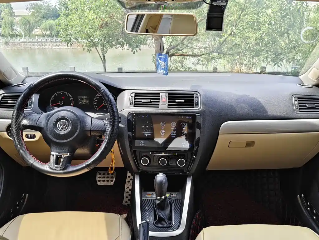 Volkswagen Sagitar 2013