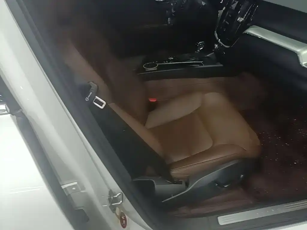 Volvo XC60 2021 — фото 25