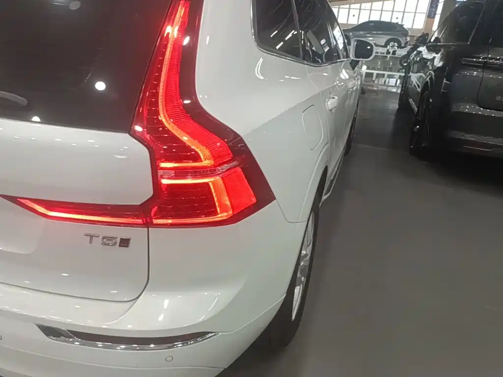 Volvo XC60 2021 — фото 8