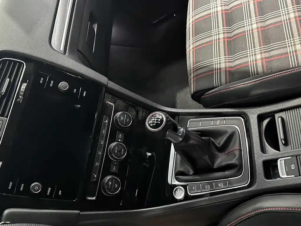 Volkswagen Golf GTI 2018 — фото 10