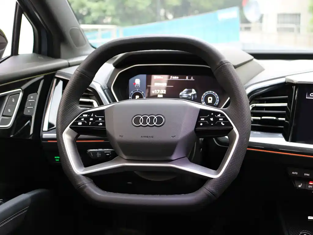 Audi Q4 e-tron 2023 — фото 12