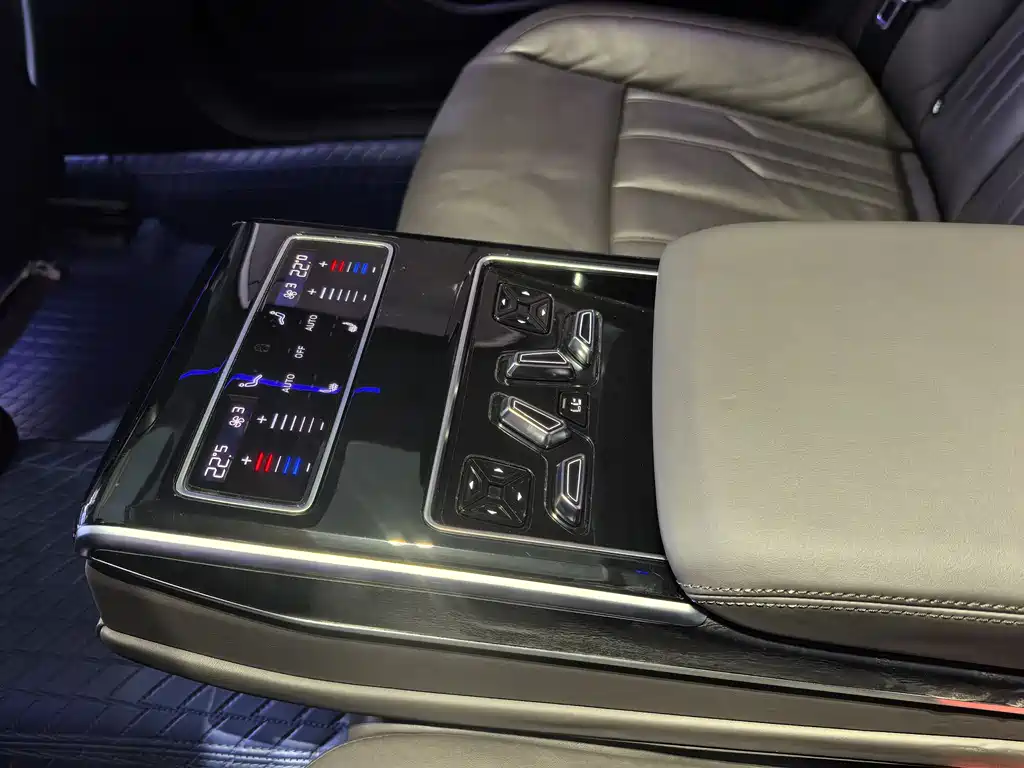 Audi A8 2019 — фото 22