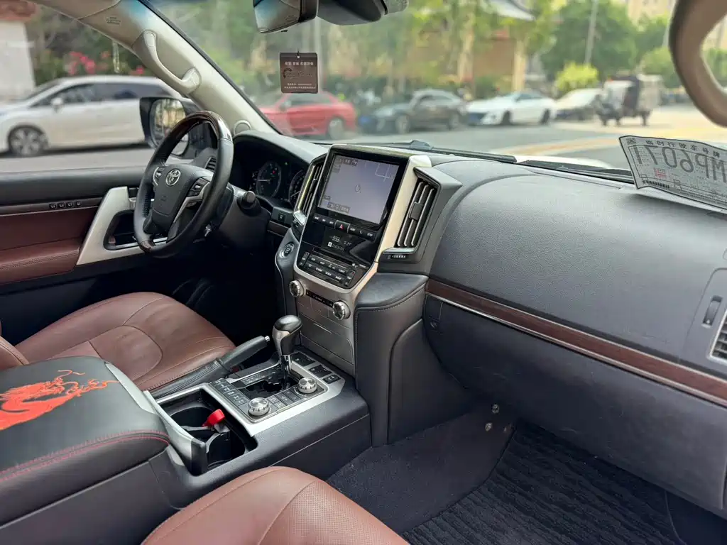 Toyota Land Cruiser 2017 — фото 10