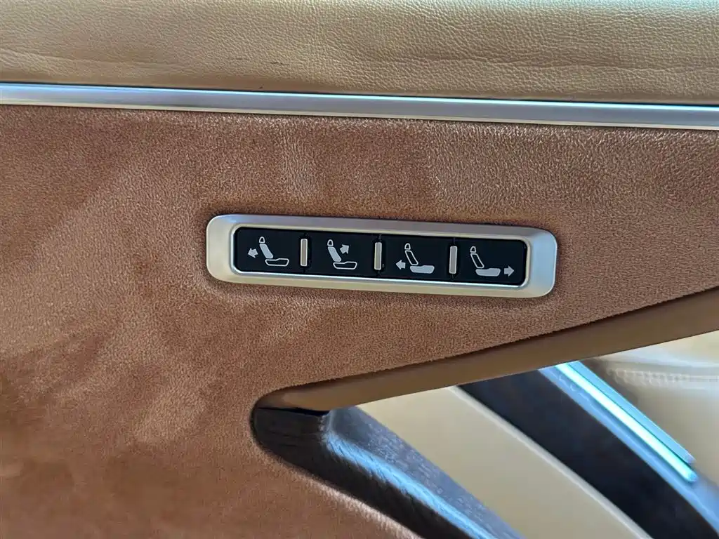 Mercedes-Benz V-Class 2023 — фото 33