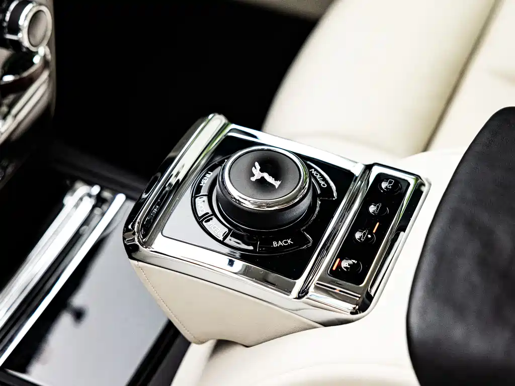 Rolls-Royce Phantom 2018 — фото 7