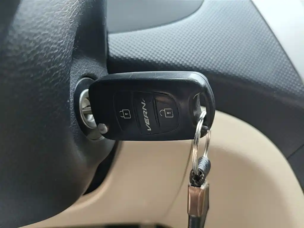 Hyundai Verna 2015 — фото 9
