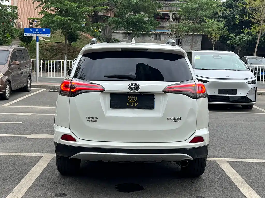 Toyota RAV4 2017 — фото 10