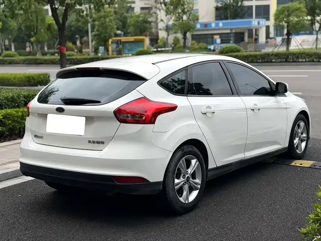 Ford Focus 2015 — фото 9