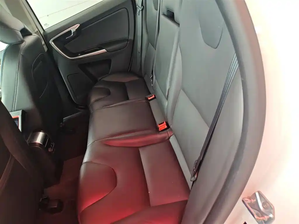 Volvo XC60 2017 — фото 17