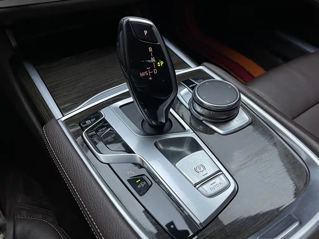 BMW 7 Series 2016 — фото 11