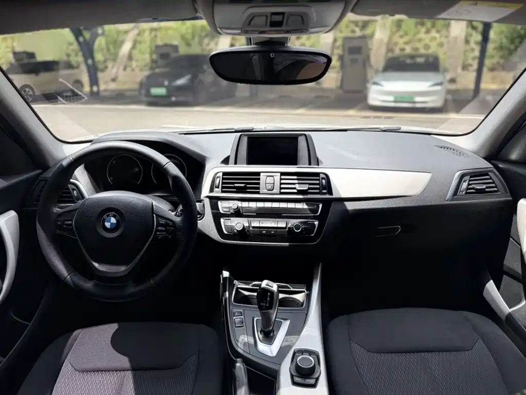 BMW 1 Series 2018 — фото 15
