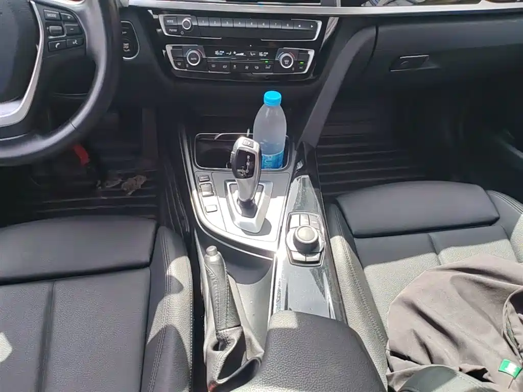 BMW 3 Series 2018 — фото 14