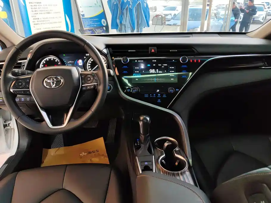 Toyota Camry 2021 — фото 12