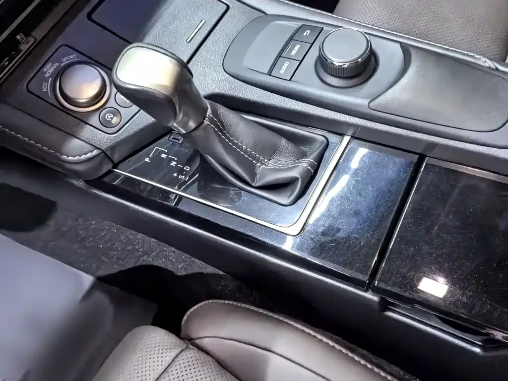 Lexus ES 2018 — фото 10