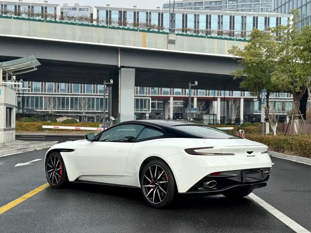 Aston Martin DB11 2020 — фото 9