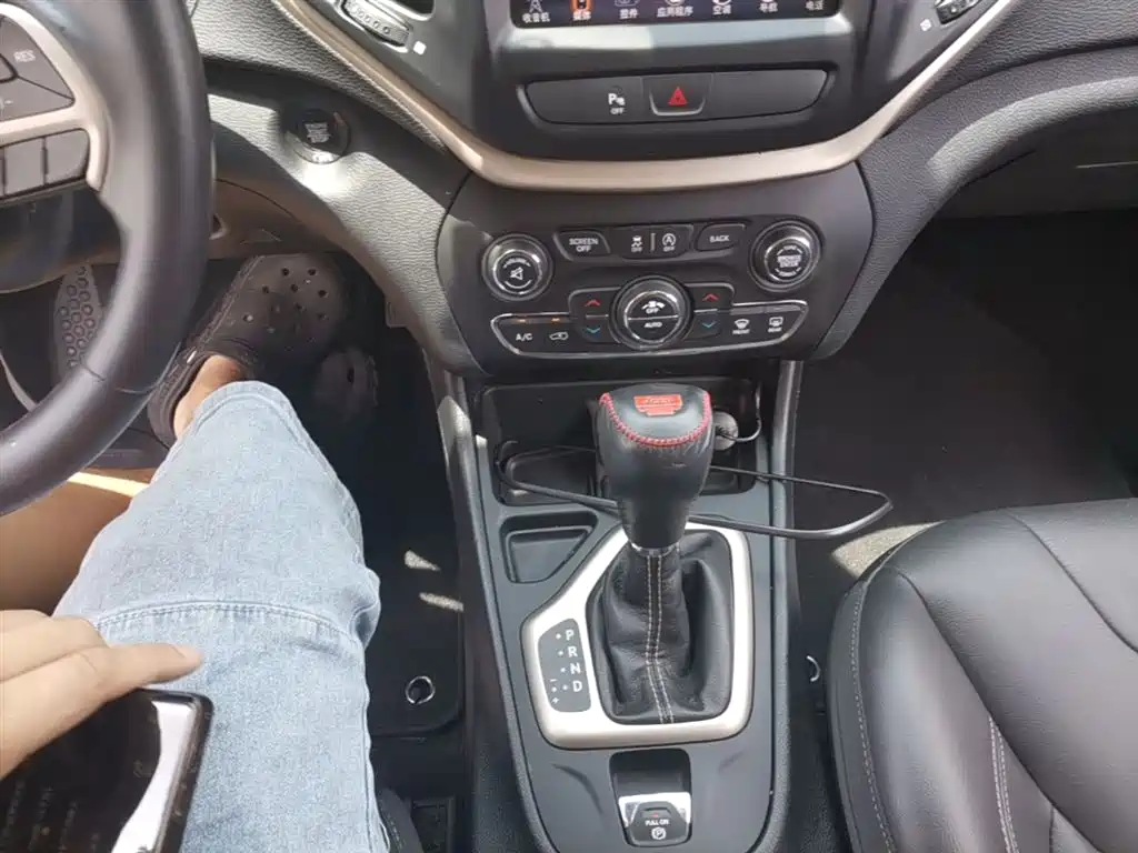 Jeep Cherokee 2019 — фото 14
