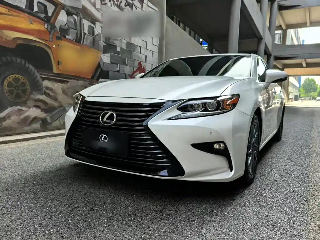 Lexus ES 2018 — фото 1