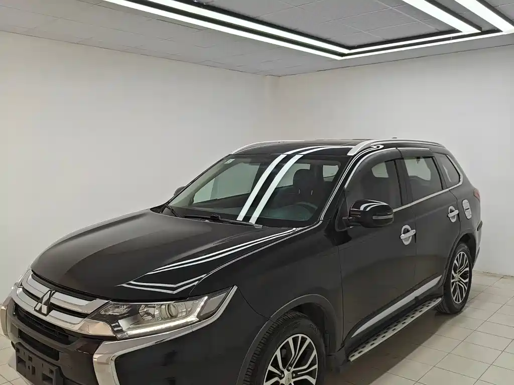 Mitsubishi Outlander 2018 — фото 1