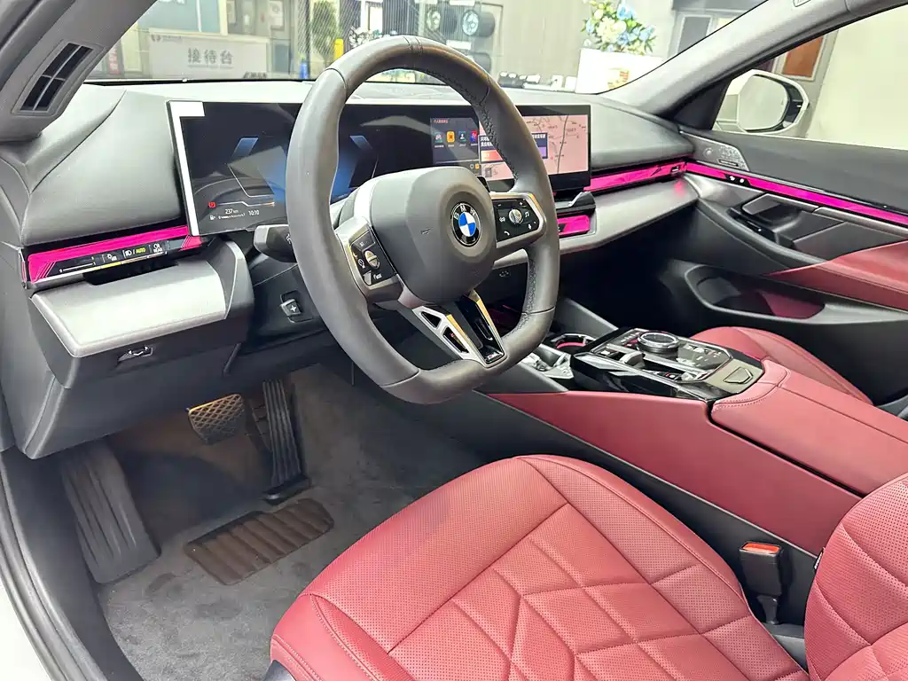 BMW 5 Series 2025 — фото 12
