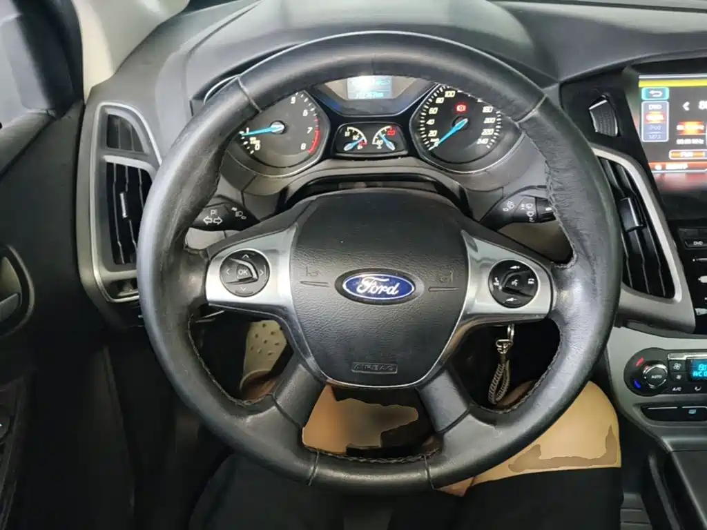 Ford Focus 2015 — фото 11