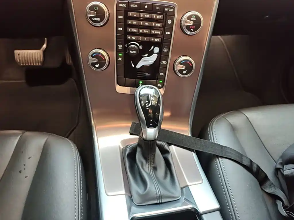 Volvo XC60 2017 — фото 14
