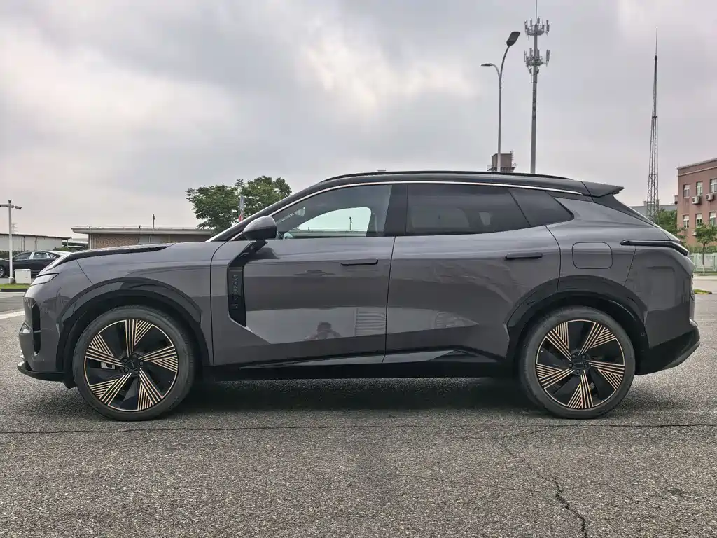 Lynk & Co 08 EM-P 2024 — фото 3