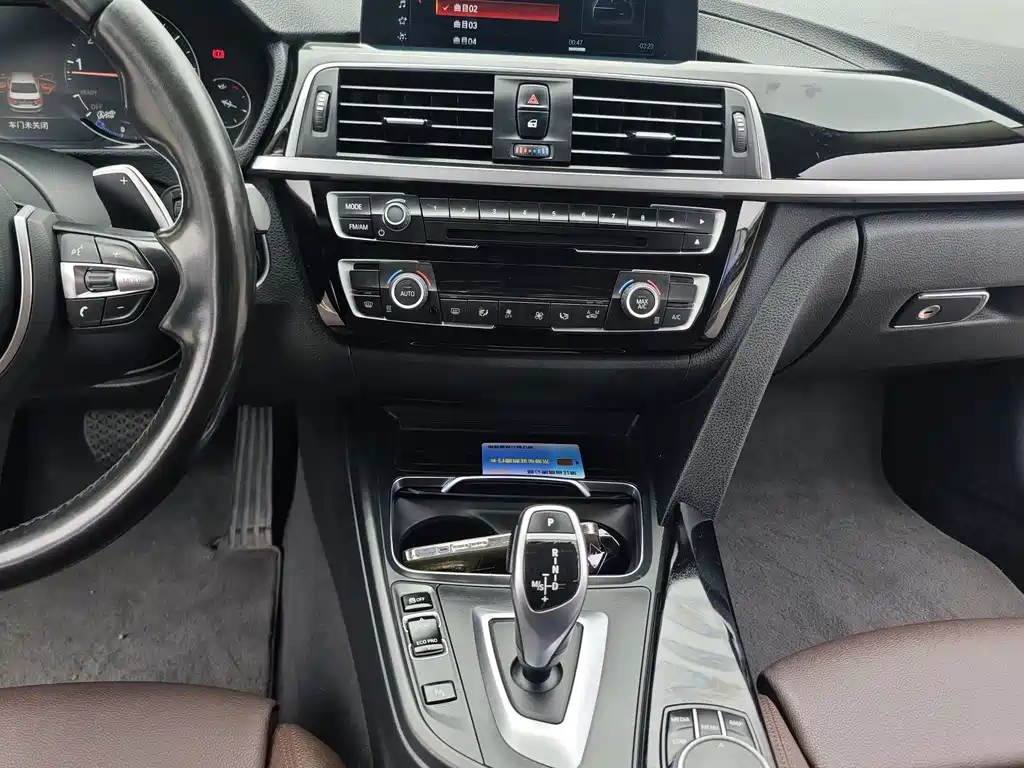 BMW 3 Series 2019 — фото 10