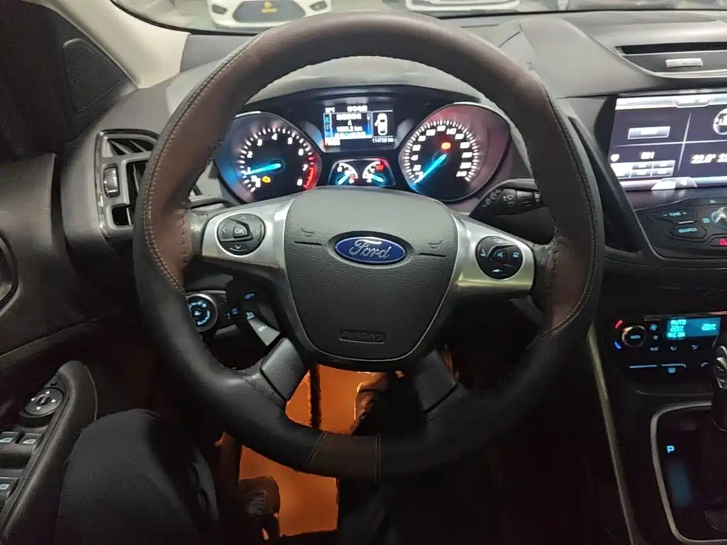 Ford Kuga 2015 — фото 11