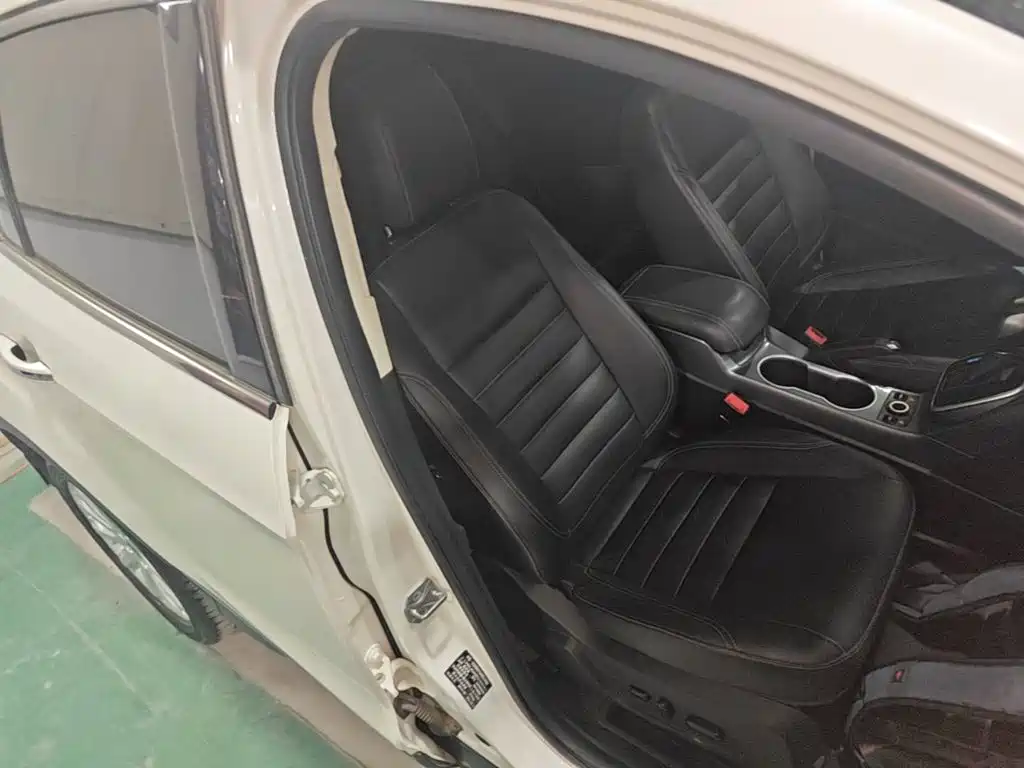 Ford Kuga 2015 — фото 25