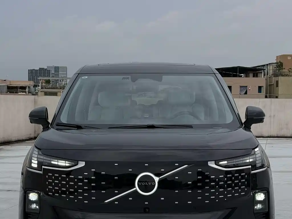 Volvo EM90 2024