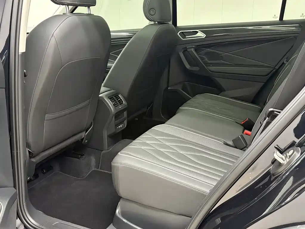 Volkswagen Tiguan L 2023 — фото 17