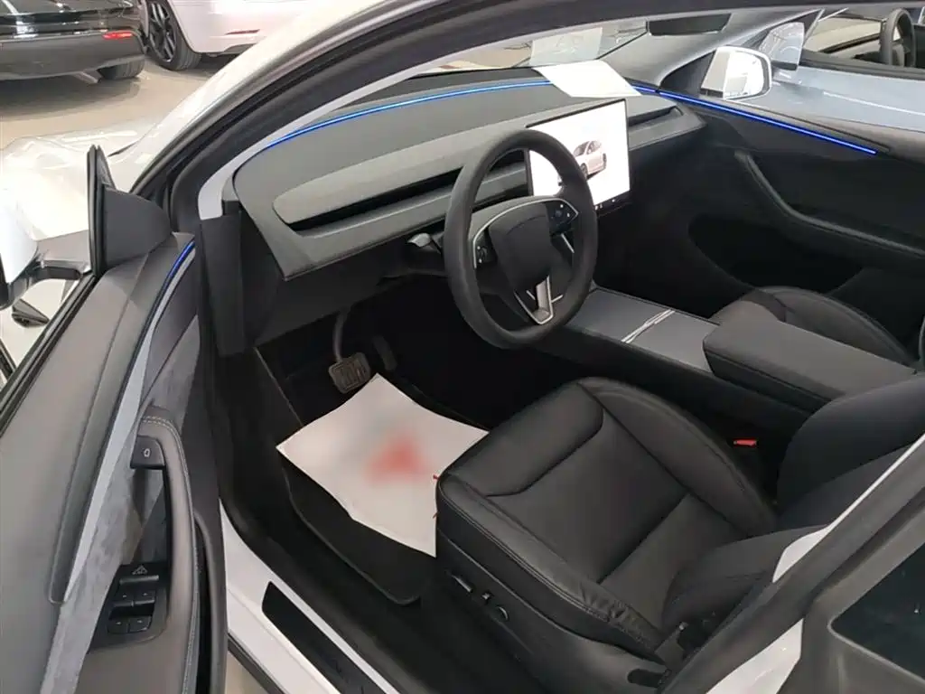 Tesla Model Y 2025 — фото 16
