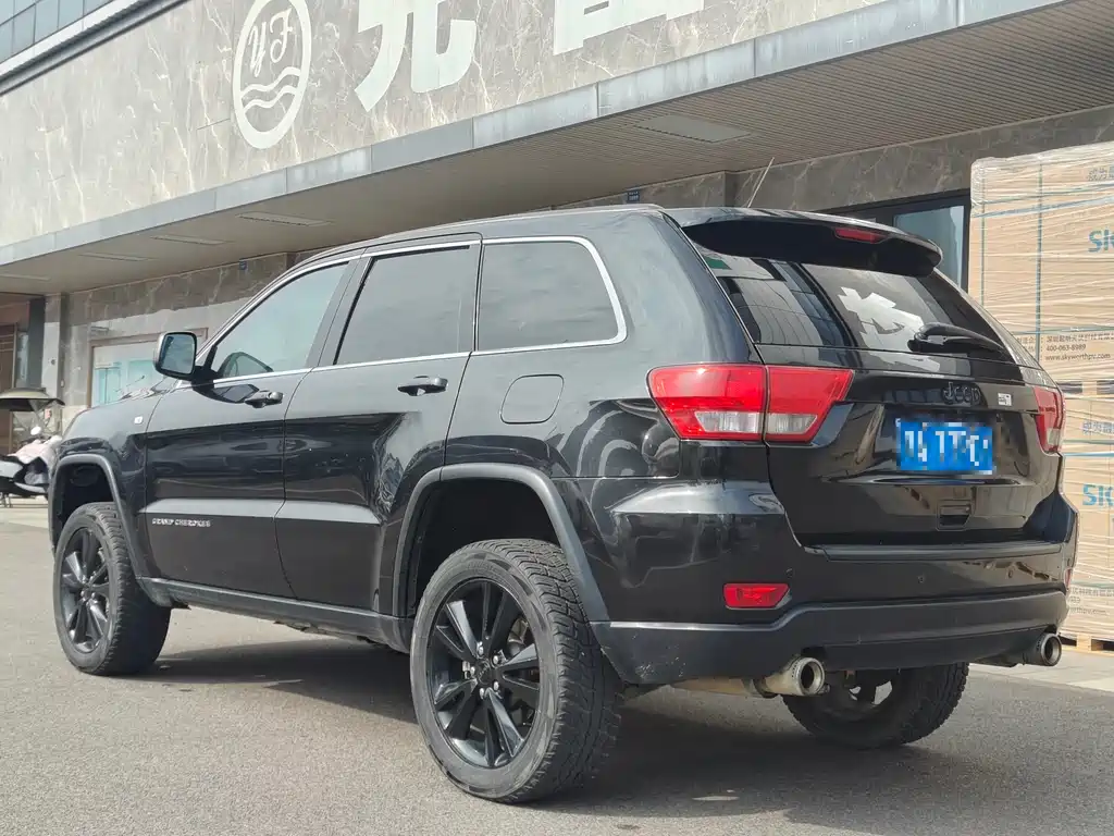 Jeep Grand Cherokee 2012 — фото 2