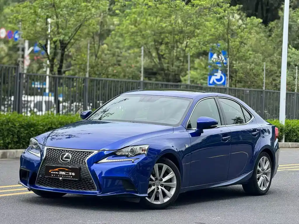 Lexus IS 2016 — фото 1