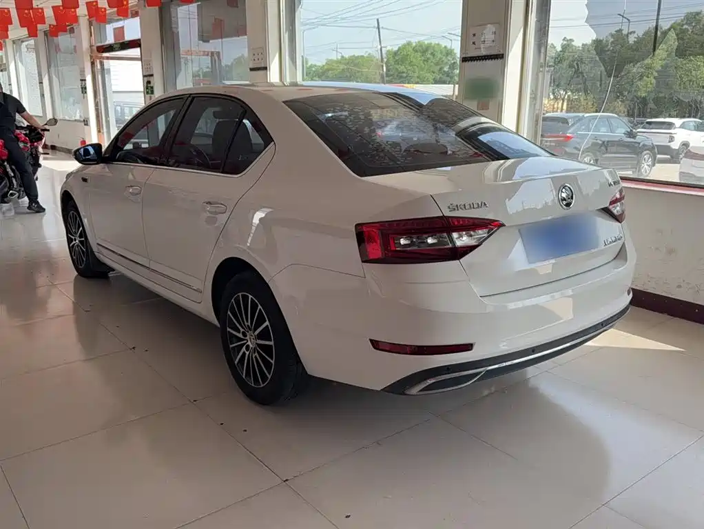 Skoda Octavia 2018 — фото 7