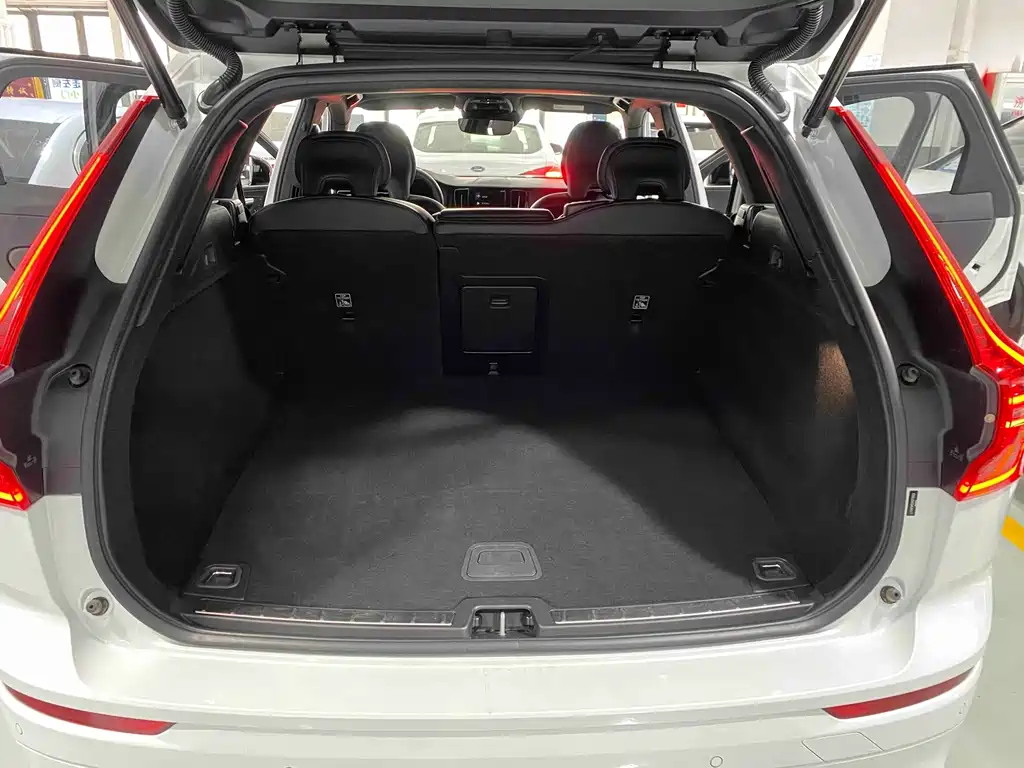 Volvo XC60 Plug-In Hybrid 2021 — фото 10