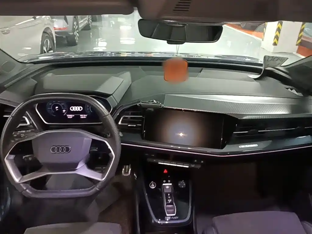 Audi Q4 e-tron 2023 — фото 10