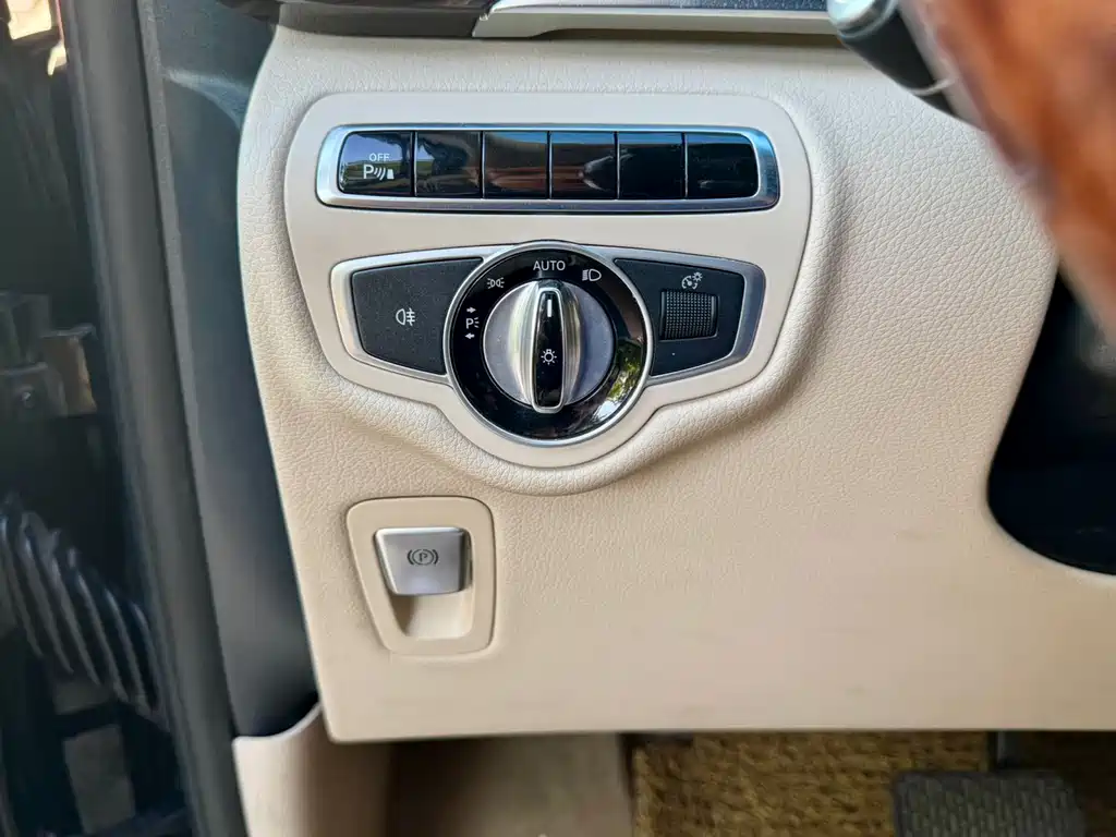 Mercedes-Benz V-Class 2016 — фото 14